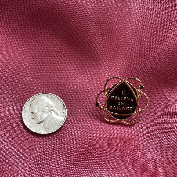 “I Believe In Science” Pin - Atom Orbiting Electrons Design - Picture 3 of 4